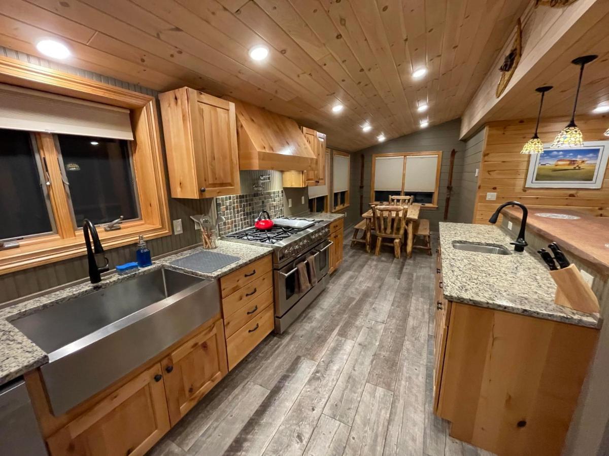 ホテルAdirondack Lake Cabins Indian Lake エクステリア 写真