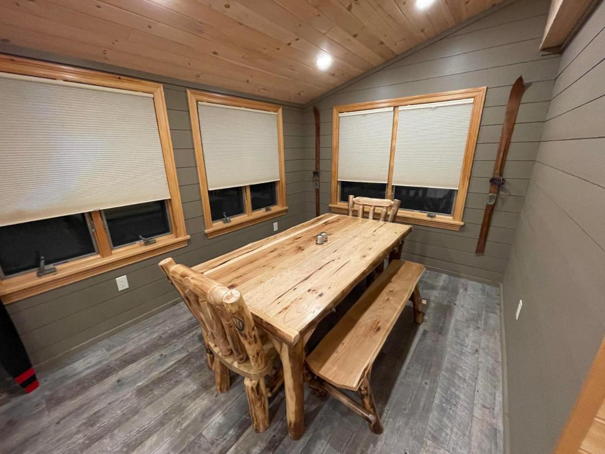 ホテルAdirondack Lake Cabins Indian Lake エクステリア 写真