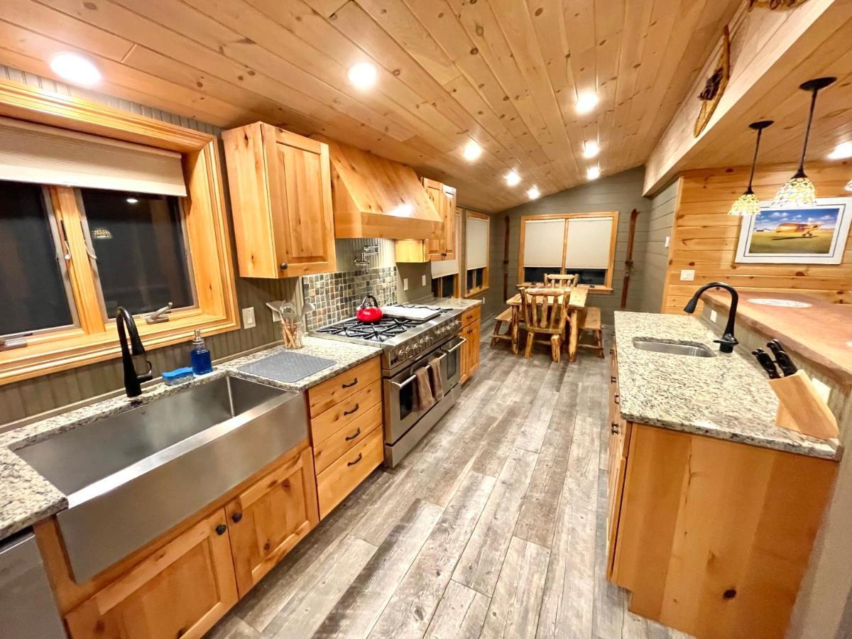 ホテルAdirondack Lake Cabins Indian Lake エクステリア 写真