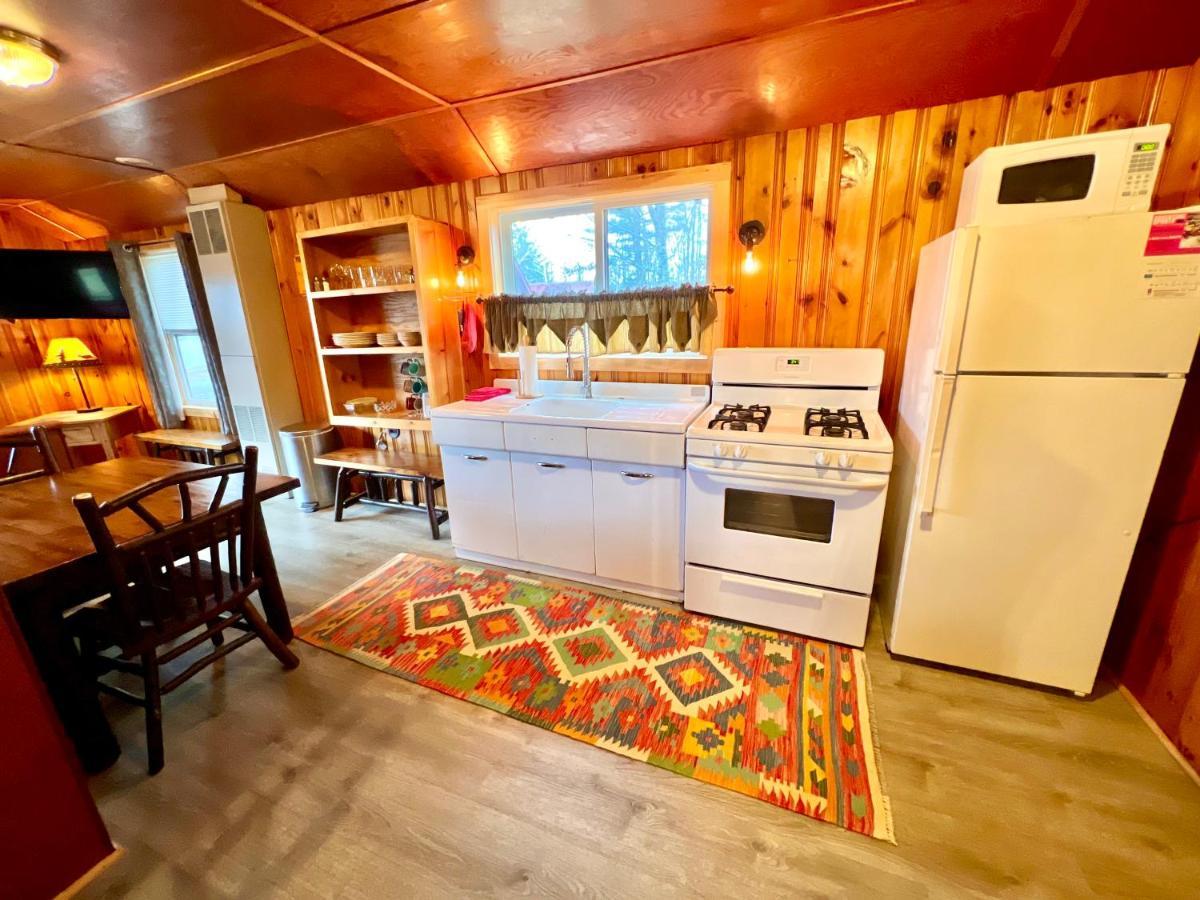 ホテルAdirondack Lake Cabins Indian Lake エクステリア 写真