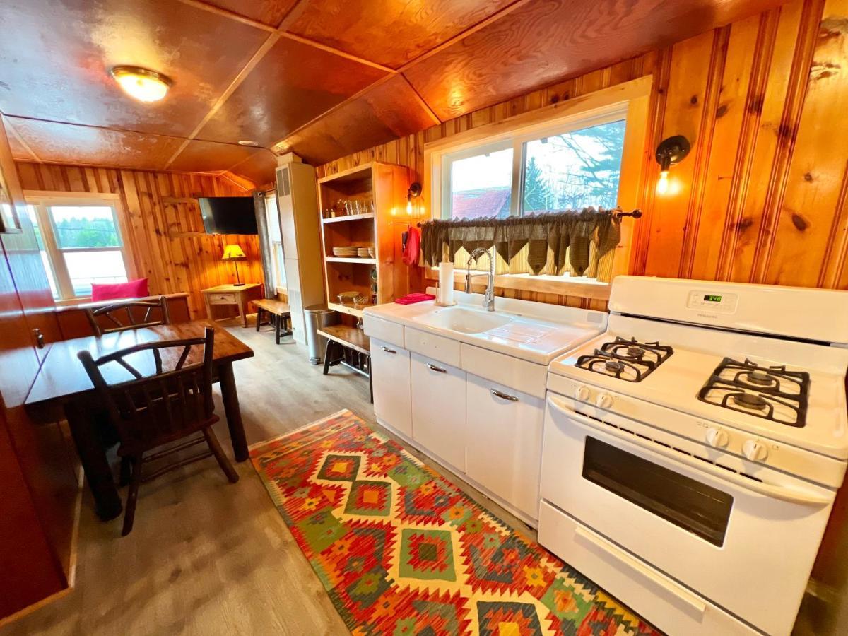 ホテルAdirondack Lake Cabins Indian Lake エクステリア 写真
