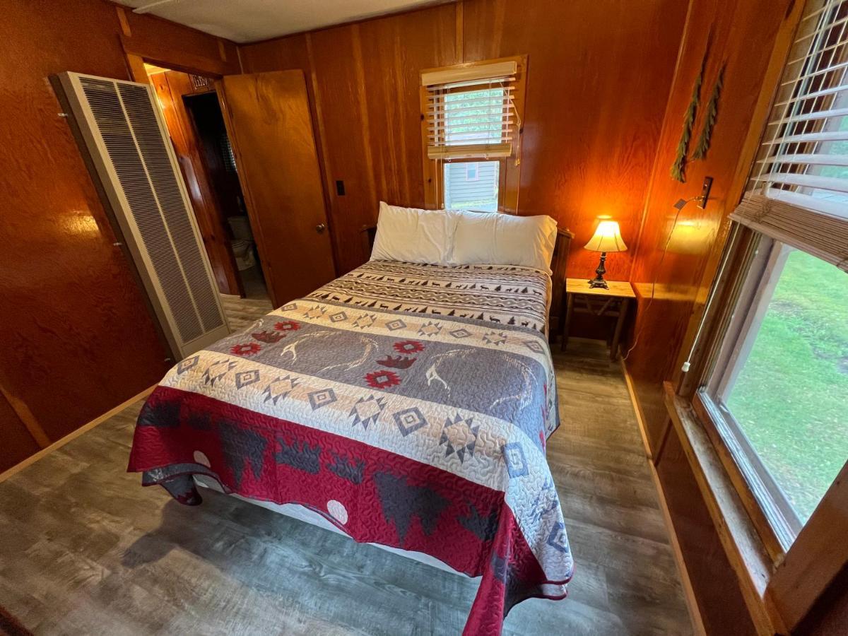 ホテルAdirondack Lake Cabins Indian Lake エクステリア 写真