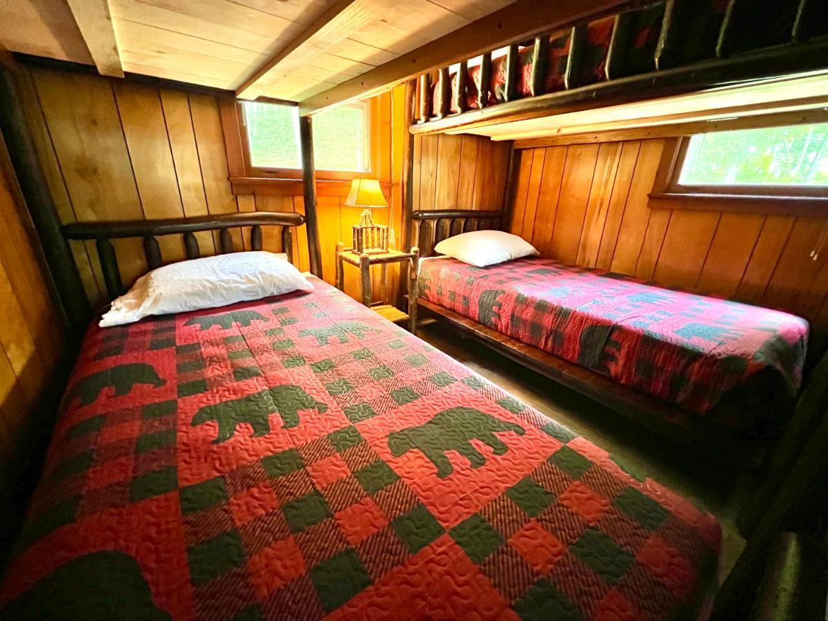 ホテルAdirondack Lake Cabins Indian Lake エクステリア 写真