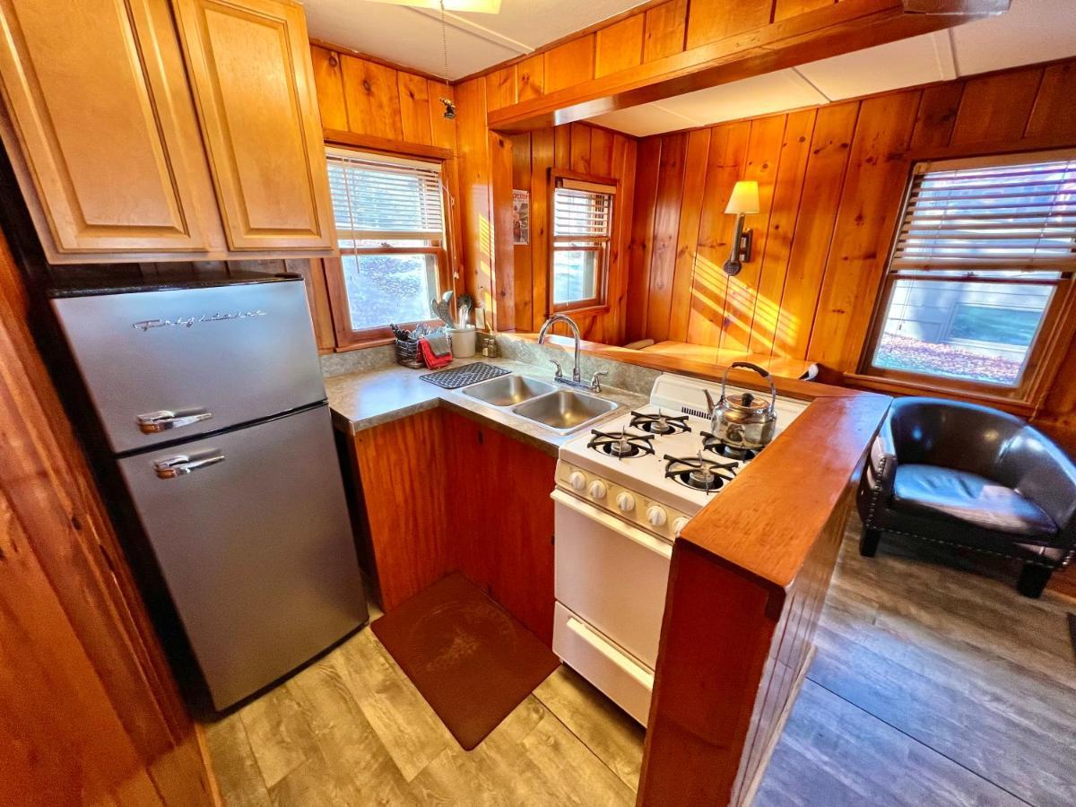 ホテルAdirondack Lake Cabins Indian Lake エクステリア 写真