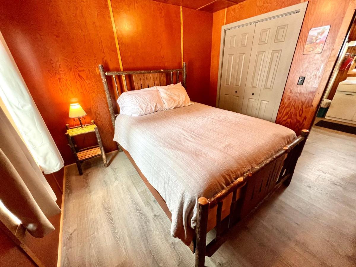 ホテルAdirondack Lake Cabins Indian Lake エクステリア 写真