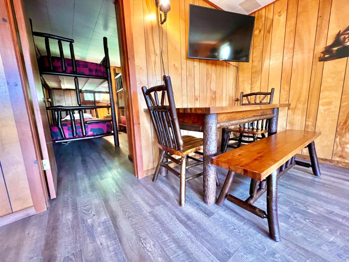 ホテルAdirondack Lake Cabins Indian Lake エクステリア 写真