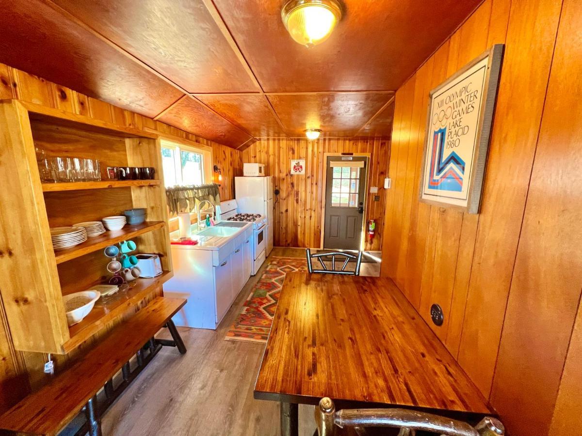ホテルAdirondack Lake Cabins Indian Lake エクステリア 写真
