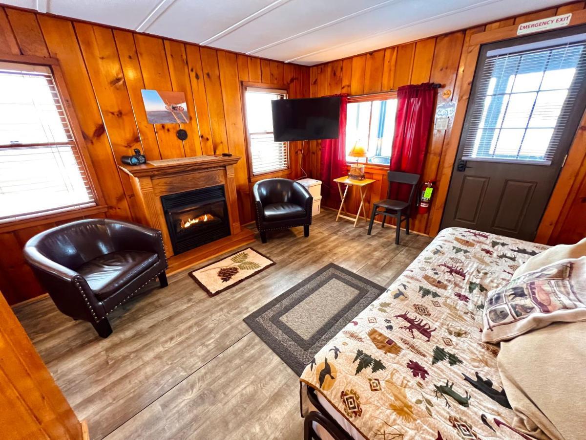 ホテルAdirondack Lake Cabins Indian Lake エクステリア 写真