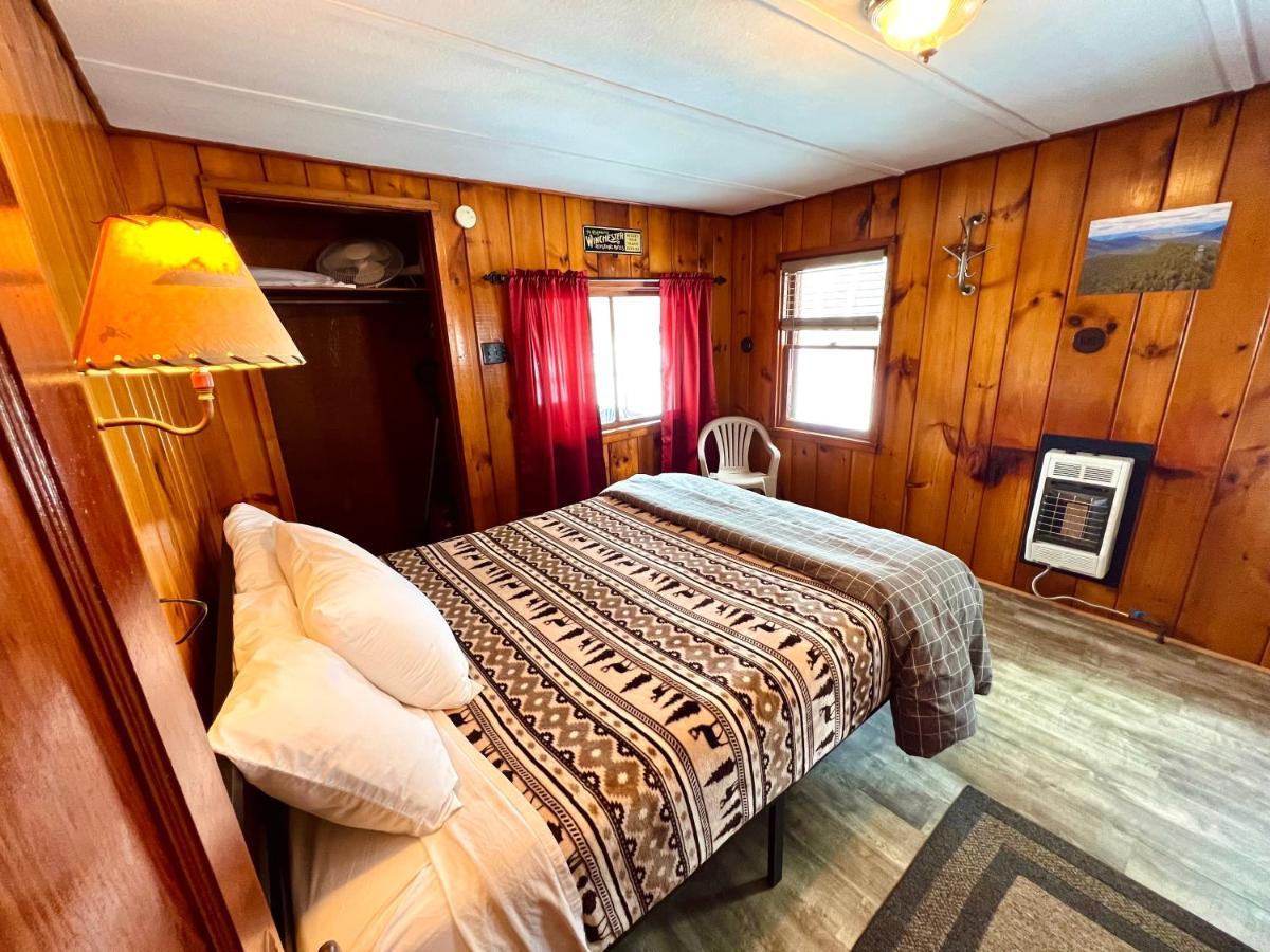 ホテルAdirondack Lake Cabins Indian Lake エクステリア 写真