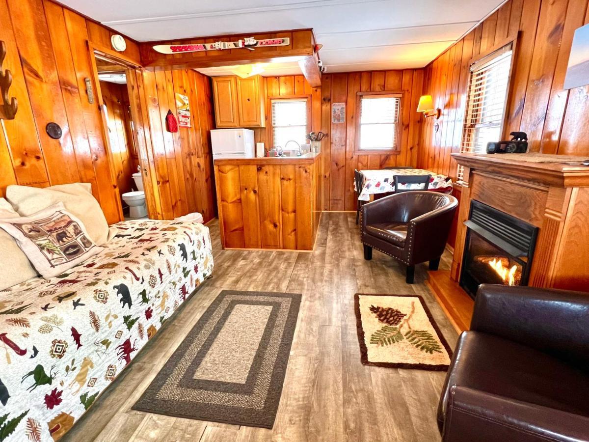 ホテルAdirondack Lake Cabins Indian Lake エクステリア 写真