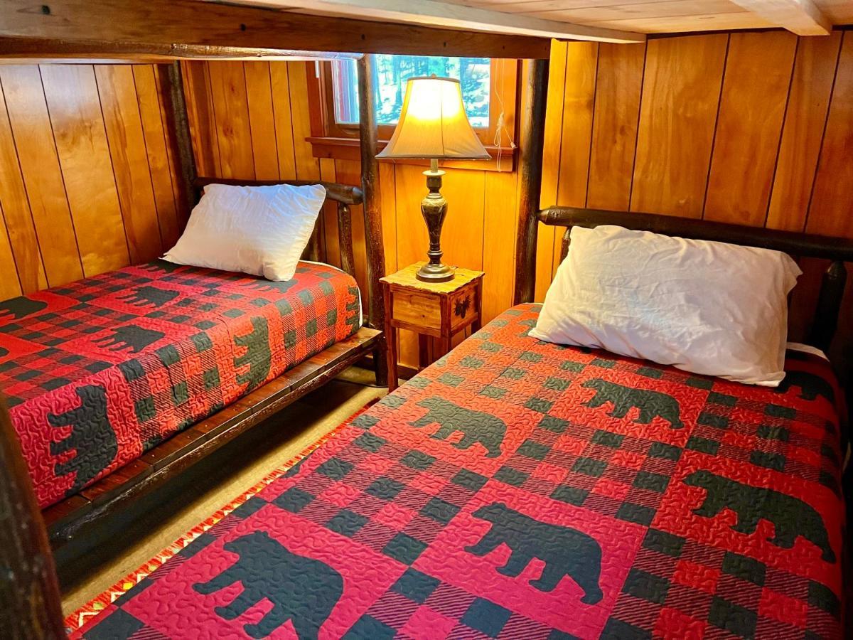 ホテルAdirondack Lake Cabins Indian Lake エクステリア 写真